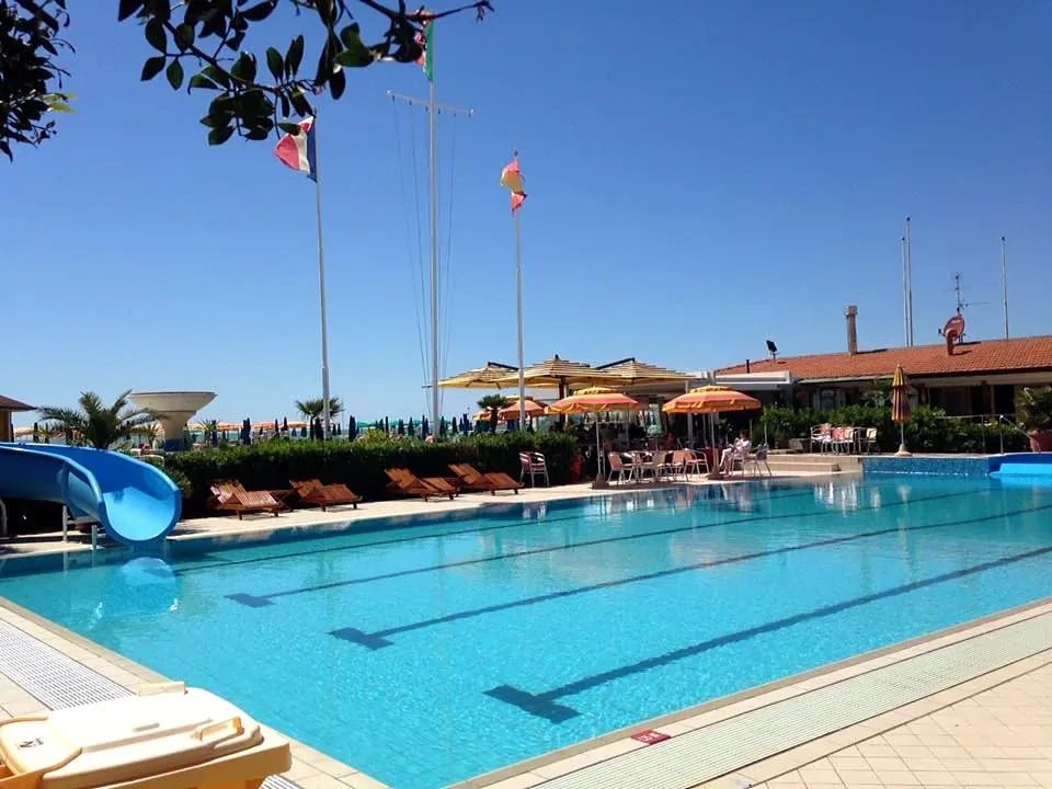 La piscina del Bagno Il Sole, con lo scivolo e gli ombrelloni