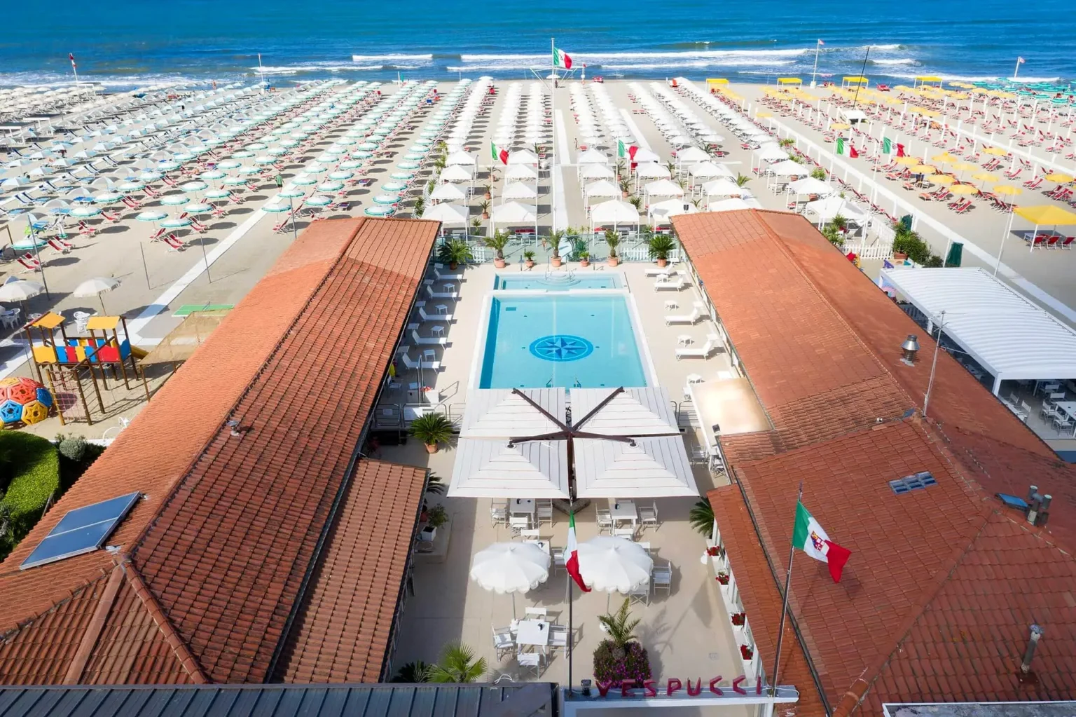Il Bagno Vespucci visto dall'alto, con la piscina, gli ombrelloni e il mare