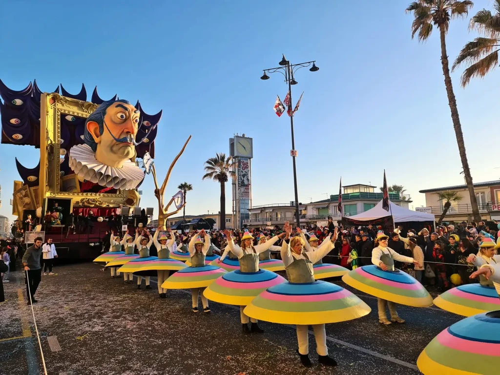 Un carro del Carnevale di Viareggio sfila sulla Passeggiata, davanti al palazzo di Suite Carducci