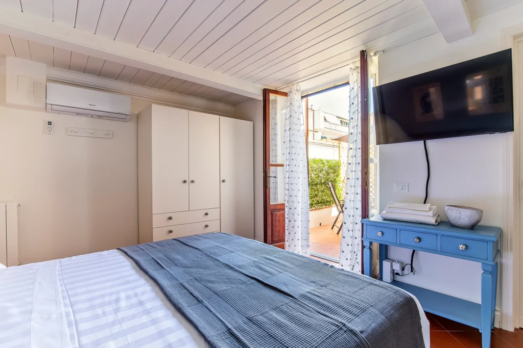 La Habitación Azul con la puerta abierta al patio privado