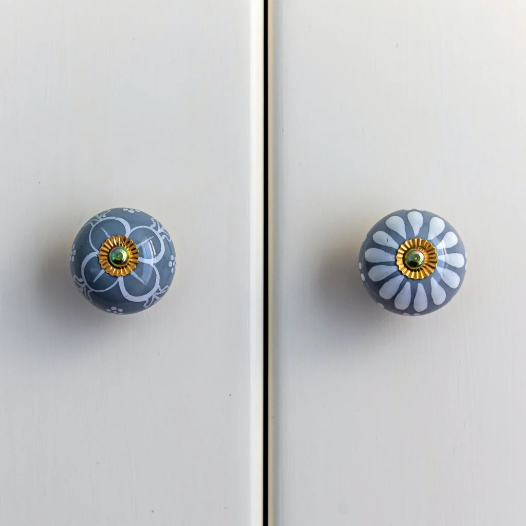 Los pomos de cerámica decorada del armario de la Habitación Azul