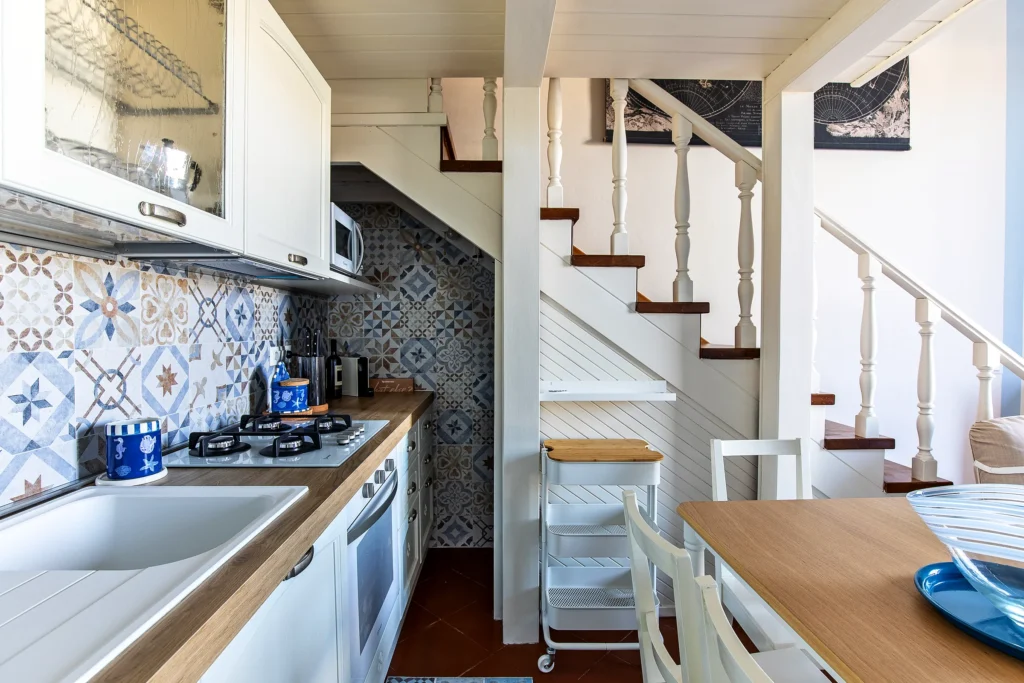 La encimera de la cocina con el fregadero, los fogones y los azulejos decorados