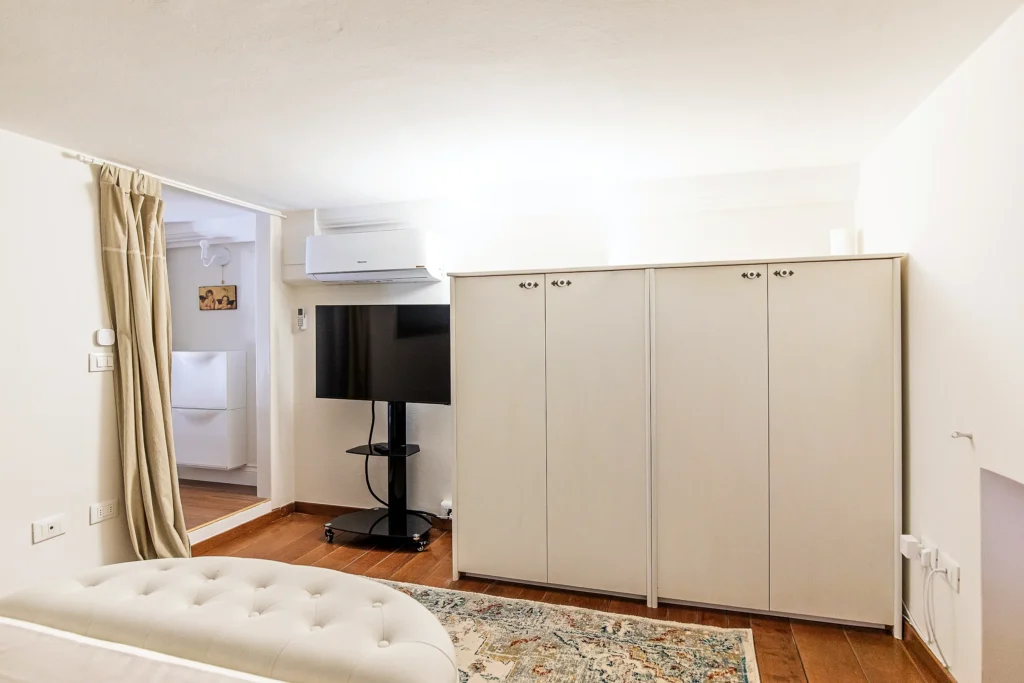 El armario empotrado, la Smart TV y el aire acondicionado de la Habitación Dorada