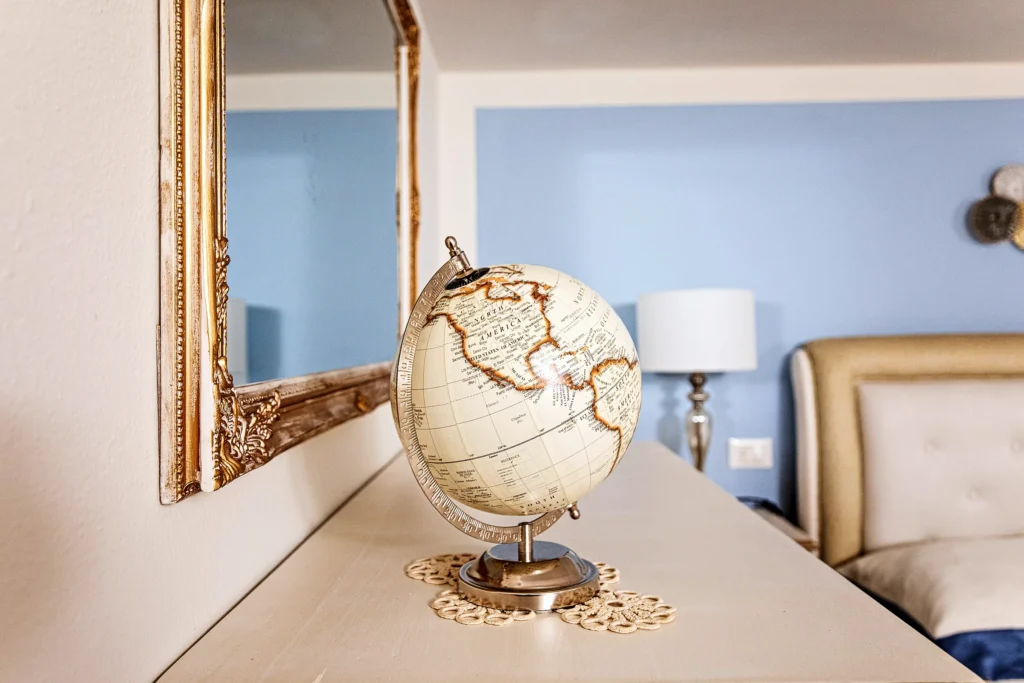 Un globo terráqueo sobre la cómoda de la Habitación Dorada, ante el espejo dorado