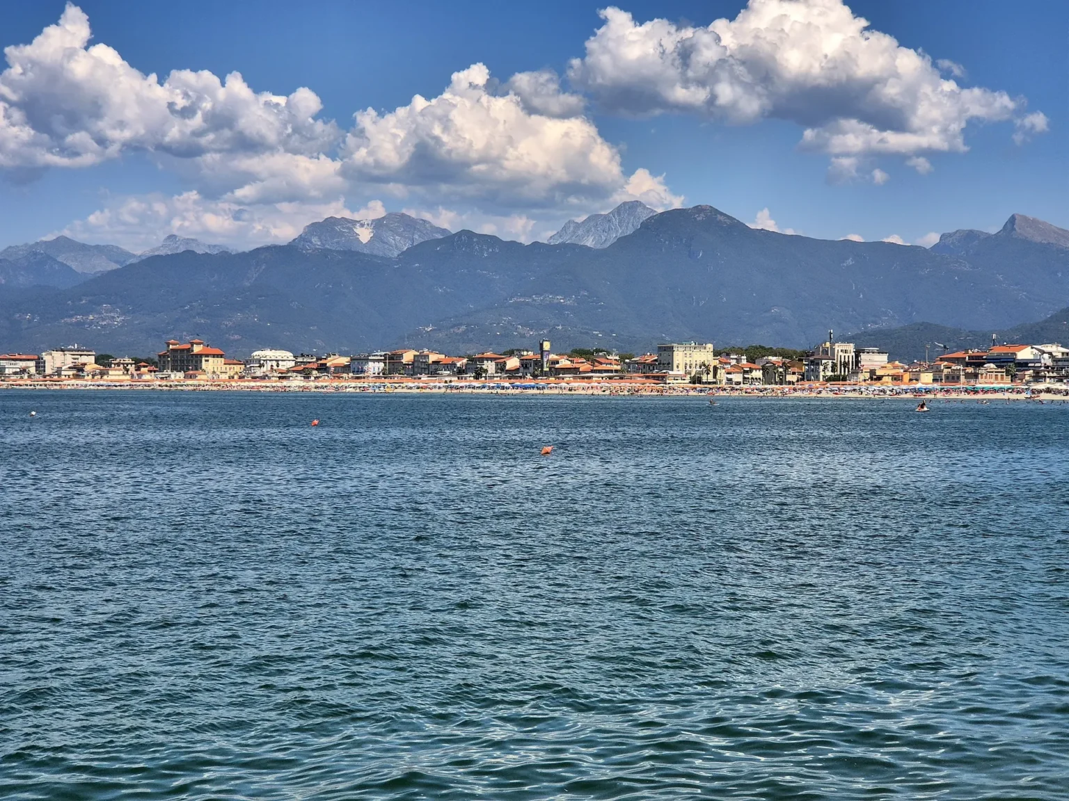 Viareggio vista dal mare, con la costa e le Alpi Apuane