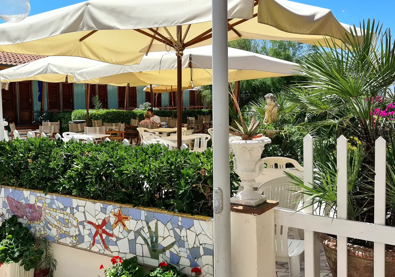 Il Bagno Eden, di fronte a Suite Carducci Viareggio: la terrazza con gli ombrelloni e la staccionata bianca