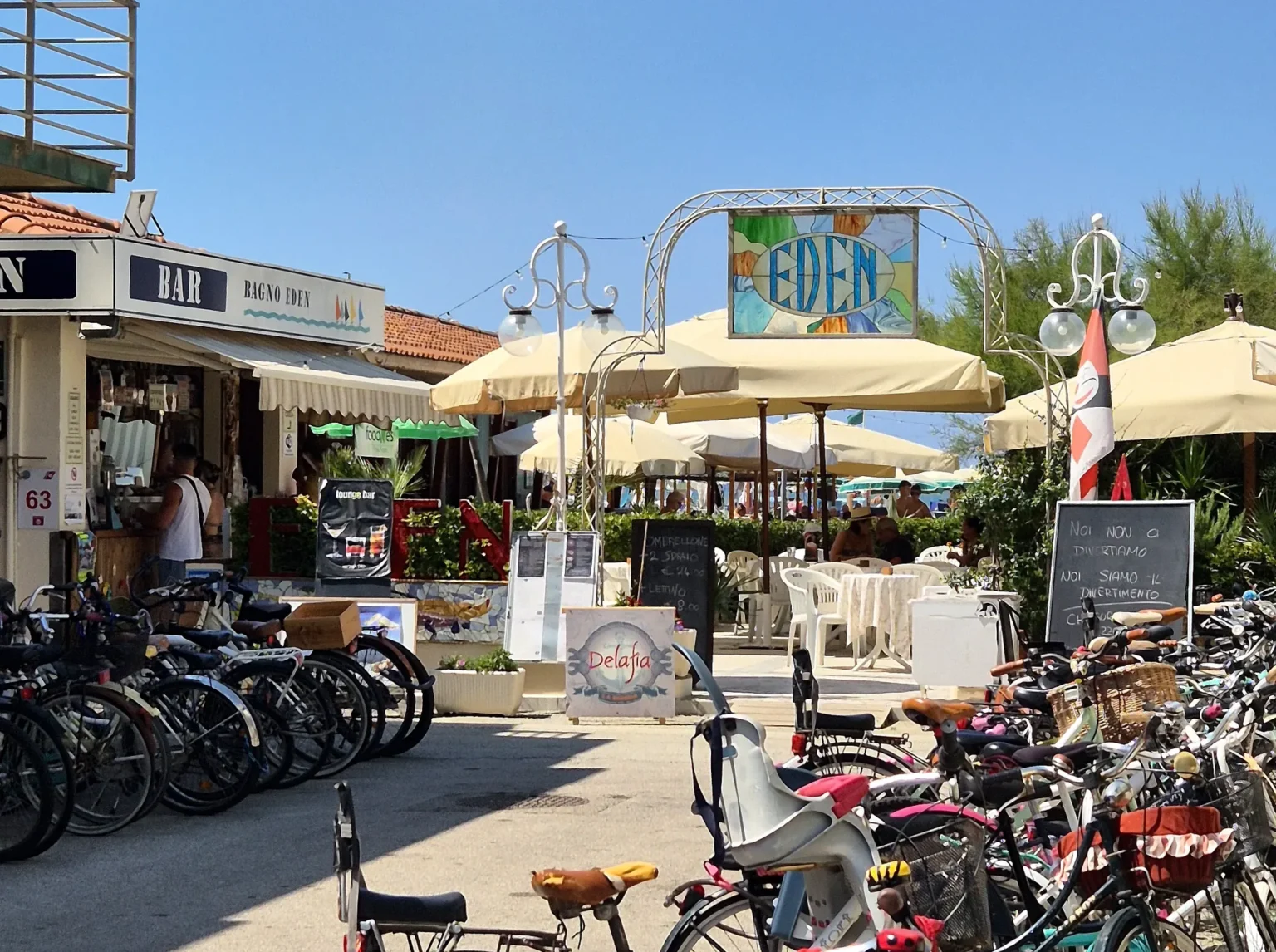 L'ingresso del Bagno Eden con l'insegna e le biciclette, di fronte a Suite Carducci Viareggio