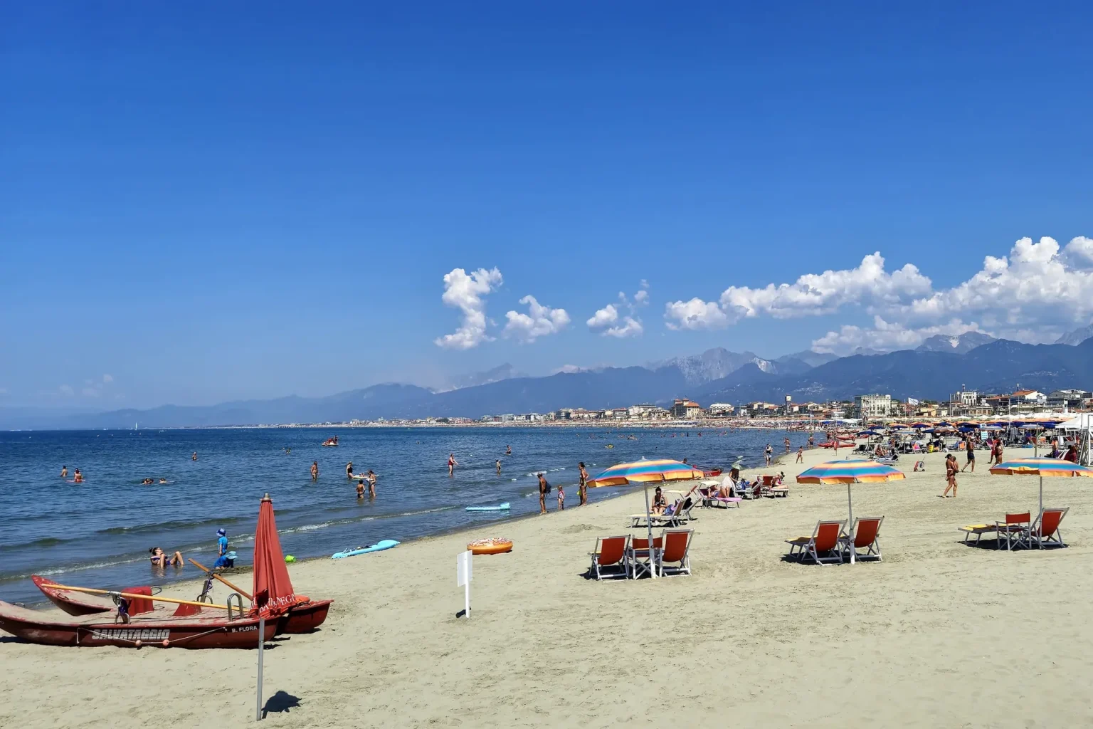 La spiaggia libera vicino al molo di Viareggio, verso la Darsena, con le Alpi Apuane sullo sfondo