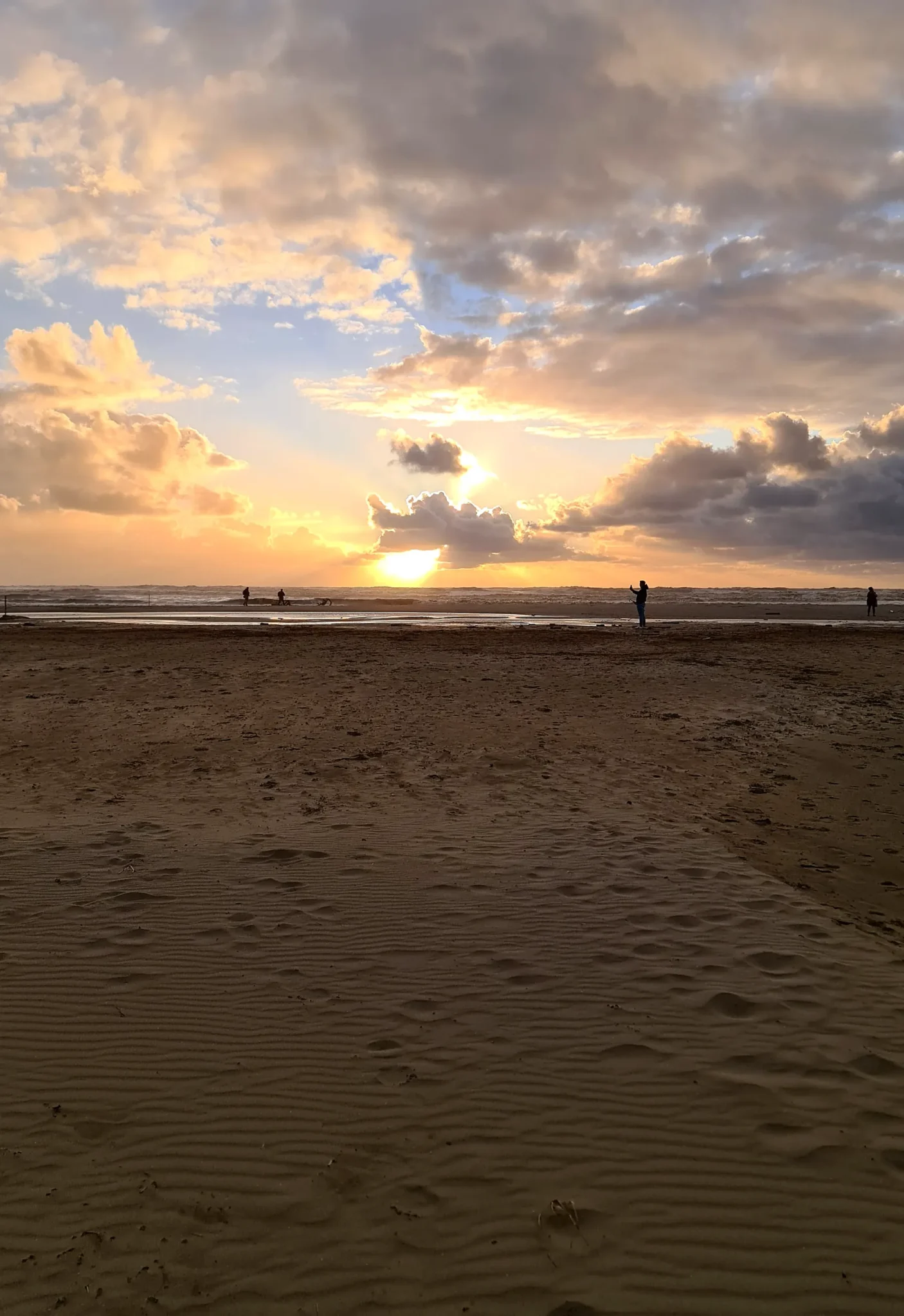 Il sole tra le nuvole sulla spiaggia vuota di Viareggio, a novembre