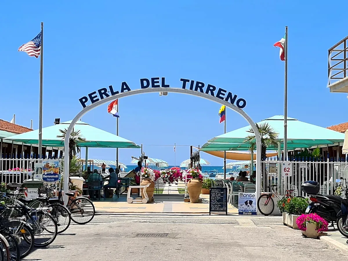 La traversa che porta alla Perla del Tirreno, con l'insegna ad arco, a due passi da casa