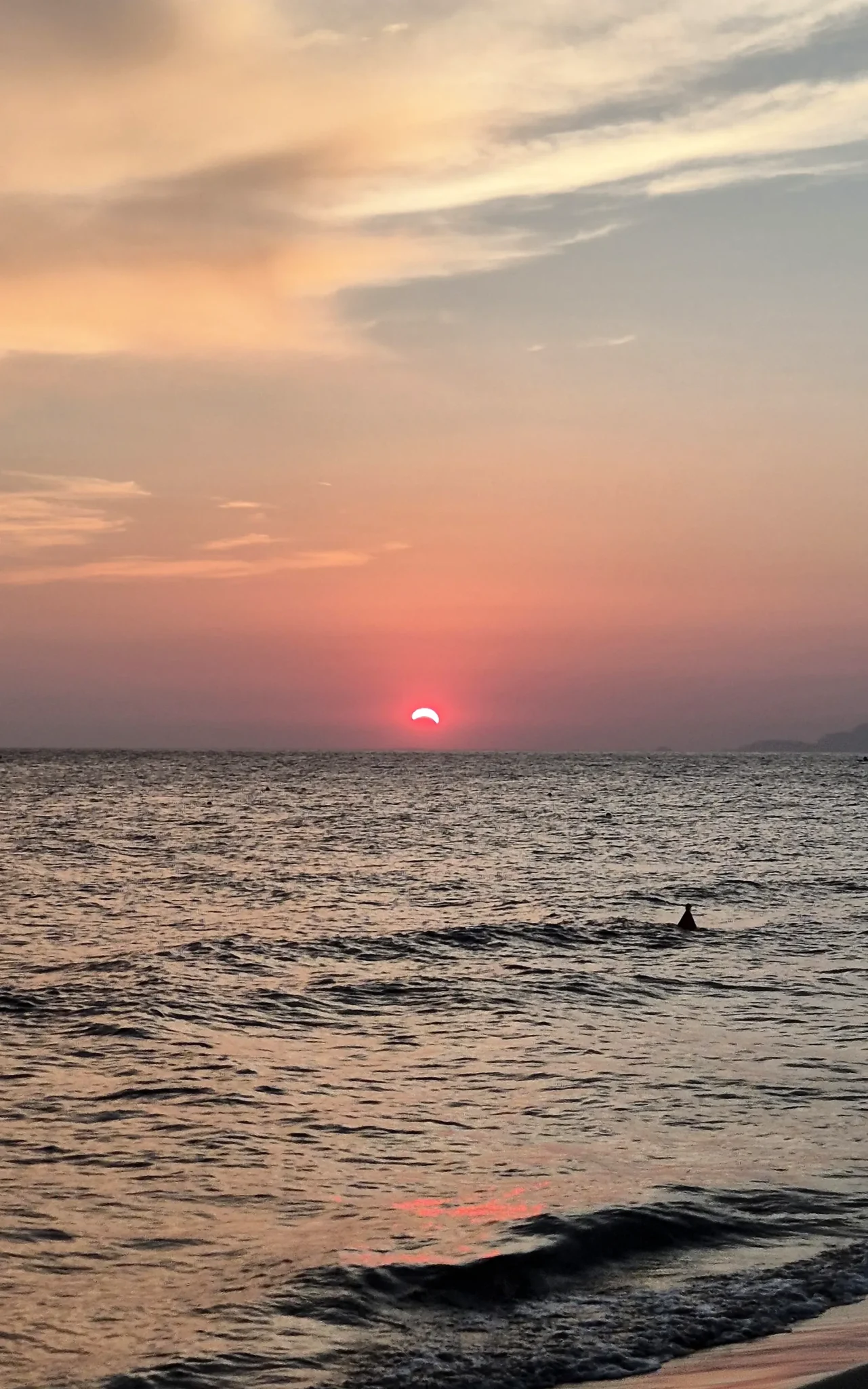 Il sole rosso che scende nel mare di Viareggio, ad agosto