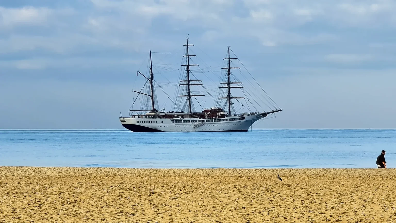 Un veliero al largo della spiaggia di Viareggio, una mattina d'ottobre