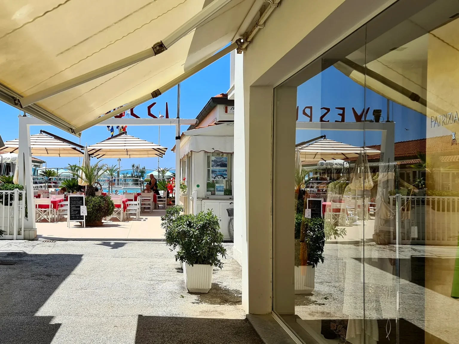 L'ingresso del Bagno Vespucci dalla Passeggiata, verso il mare