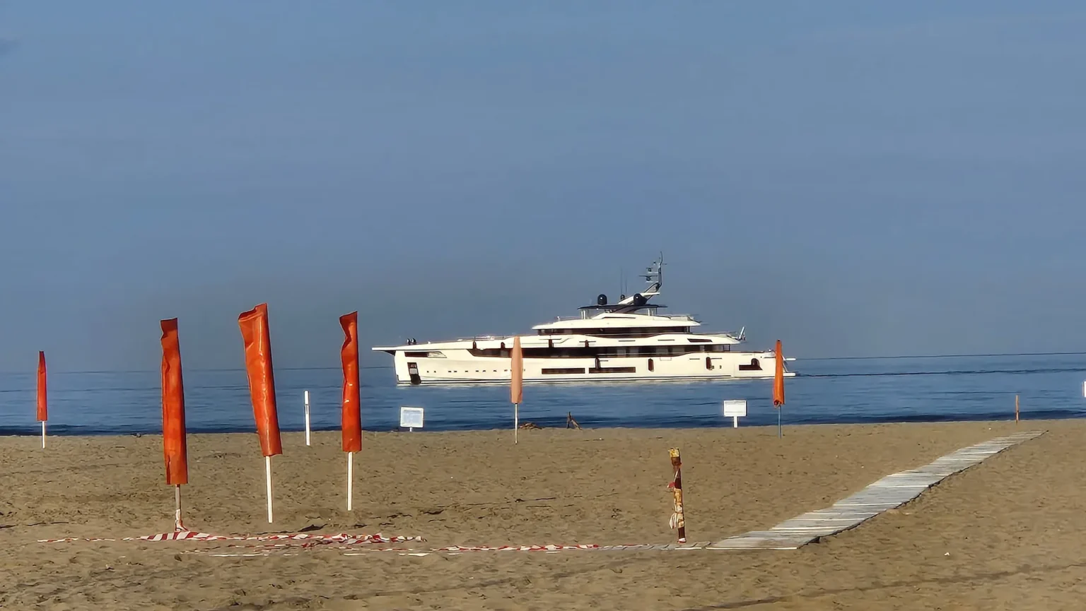Uno yacht davanti alla spiaggia di Viareggio, una mattina d'aprile
