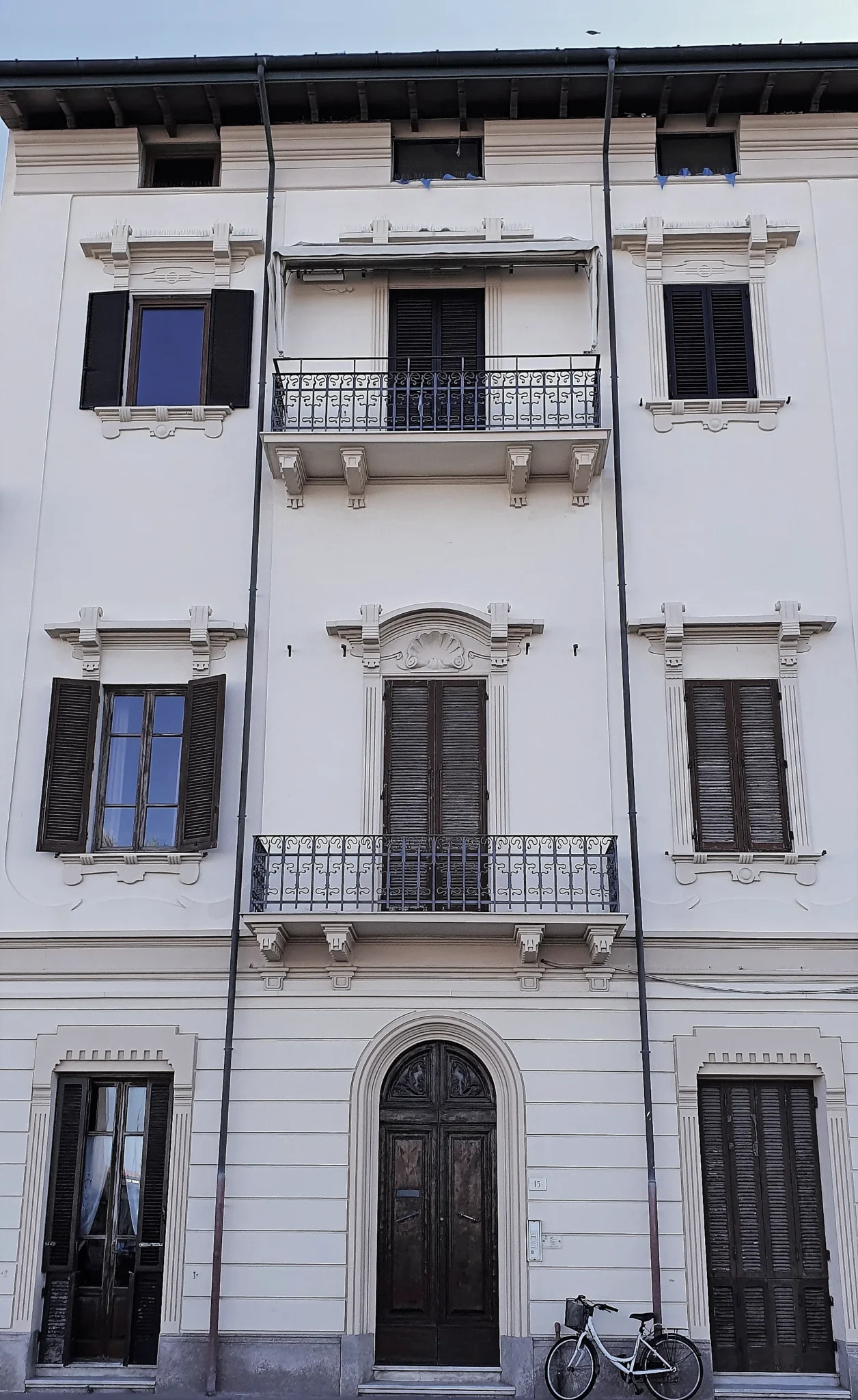 La fachada modernista (Liberty) del edificio de Viale Carducci 15, en Viareggio