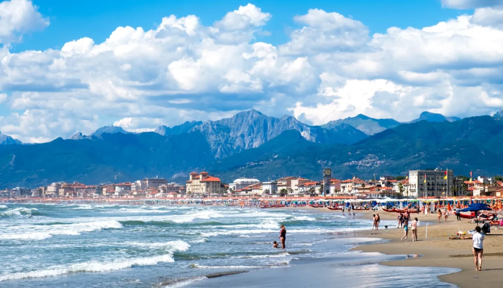 La playa de Viareggio con los Alpes Apuanos al fondo