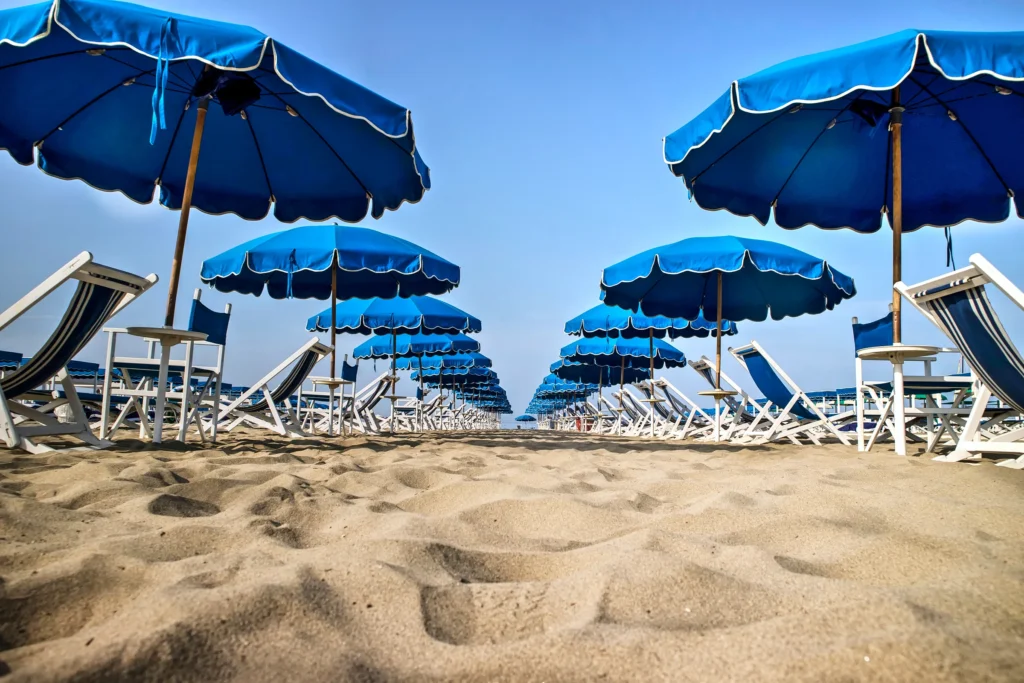 Ombrelloni blu sulla spiaggia di Viareggio, davanti alla Passeggiata