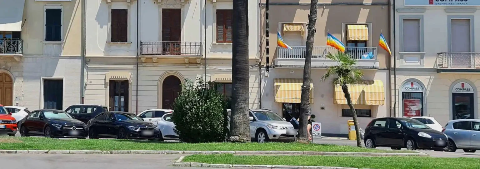 Parkende Autos auf der Häuserseite des Viale Carducci in Viareggio